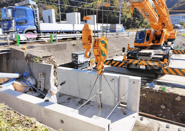 クレーン車で工事中の様子