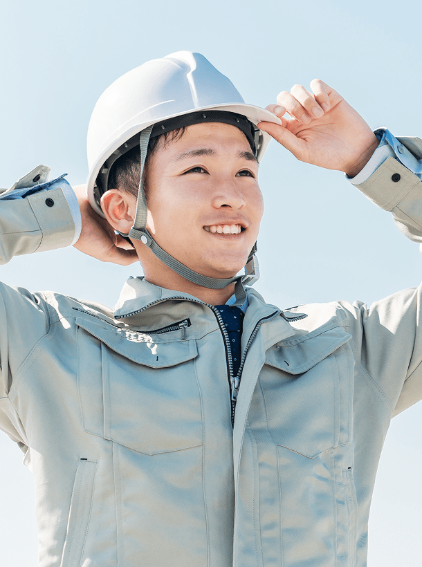 ヘルメットをかぶる男性